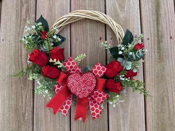 Valentine's Day Red Rose Wreath, Simple Floral Valentine Wood Door Hanger, Minimalist Valentine Wooden Floral Wall Decoration, Gift for Her
