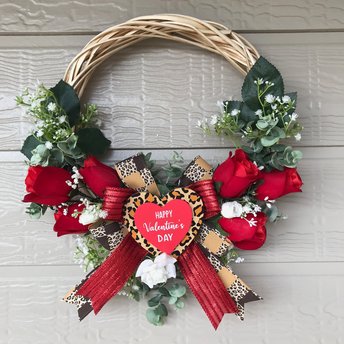 Minimalist Valentine Heart Wreath,,Valentine's Day Red and White Roses Wreath, Leopard Print Wood Door Hanger, Simple Rose Wall Decoration